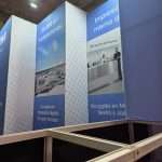 Tool‑less modular exhibition stand with integrated storage room